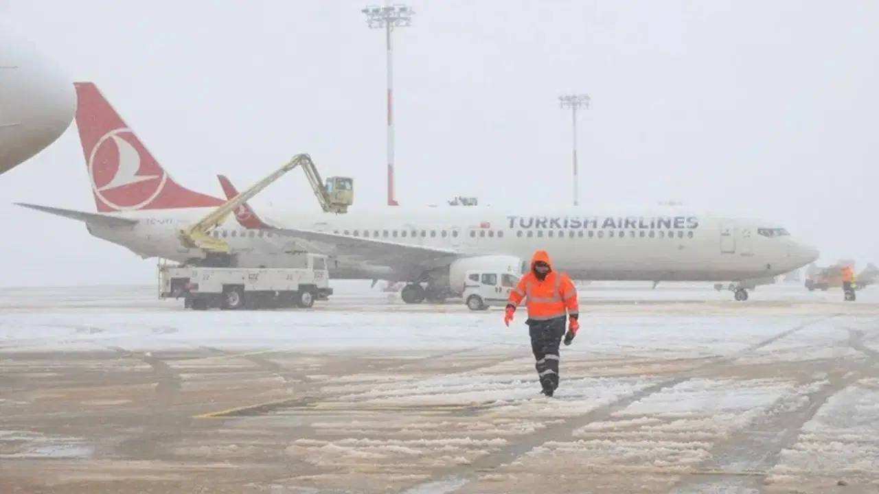 İstanbul'da 'kar' alarmı: Sabiha Gökçen'de seferler azaltıldı