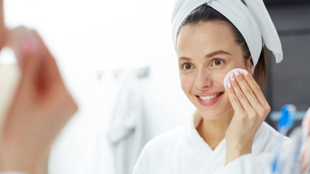 Yüz yıkarken asla yapılmamalı: Cildin yaşlanmasına neden olan hata...