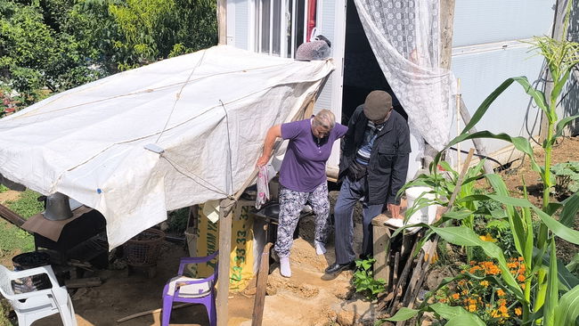3,5 yıldır konteynerlerde yaşam mücadelesi veriyorlar