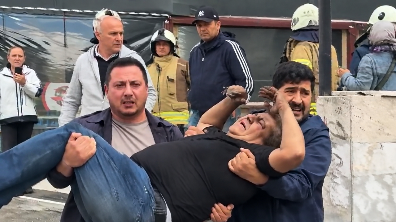 Son Dakika... İstanbul Kadıköy'de 8 katlı binada yangın: 14 kişi tahliye edildi, 5 kişi hastanede kaldırıldı!