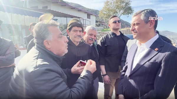 TOKİ mağduru yurttaştan Özgür Özel'e: 'Bizimle olun, yardımcı olun. Neye imza attığımızı bilelim'