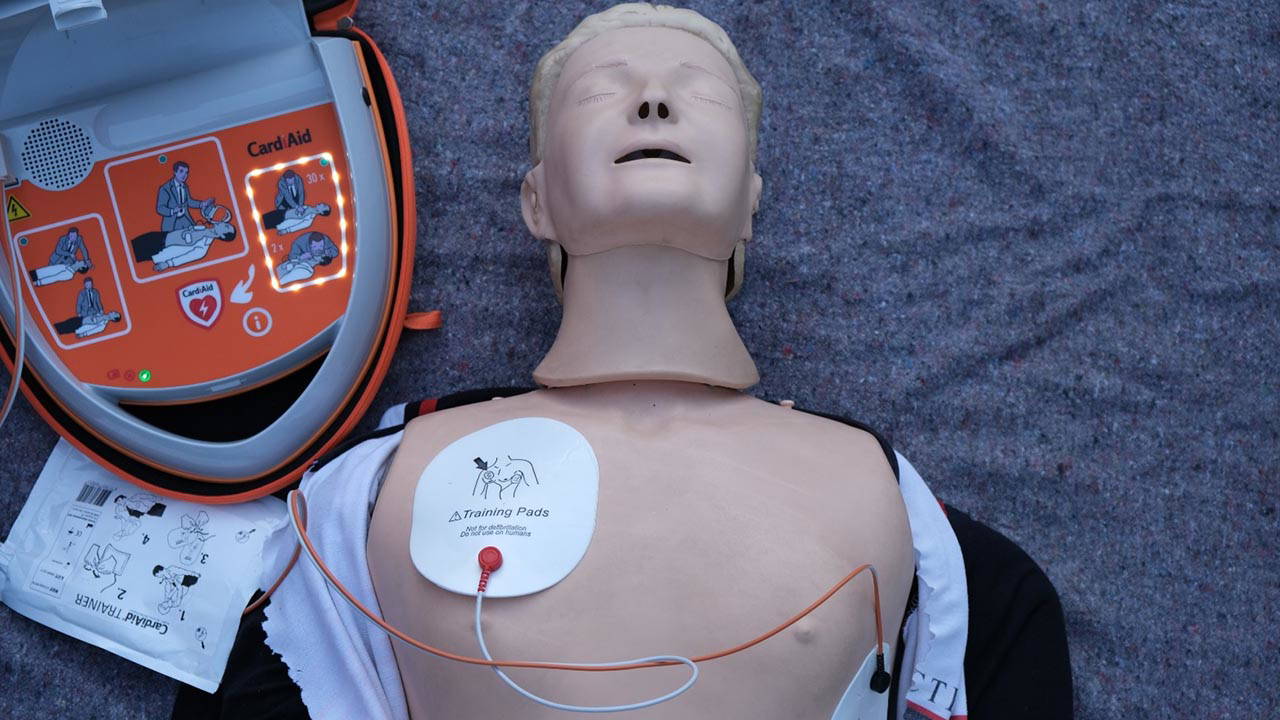 Havaalanları ve AVM'lere kalp rahatsızlığı geçirenler için otomatik şok cihazı geliyor