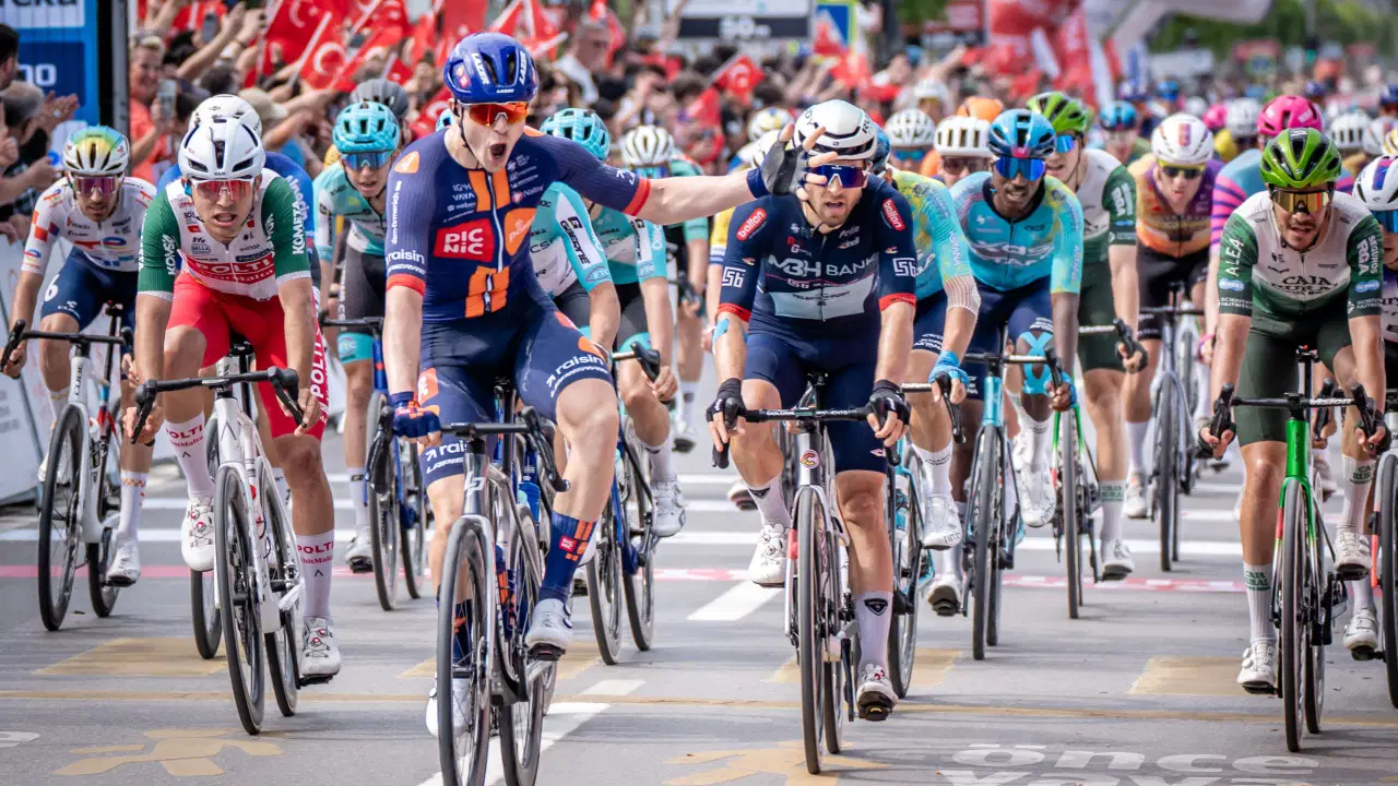 Türkiye Bisiklet Turu'nun beşinci etabında gülen isim Casper van Uden!