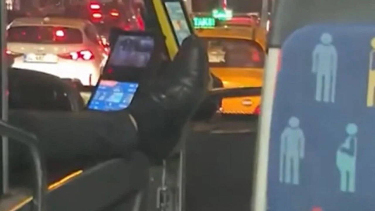 'Ayağını çıkarak otobüs süren şoför' skandalı! İETT: Özel halk otobüsü şoförü işten el çektirilmiştir