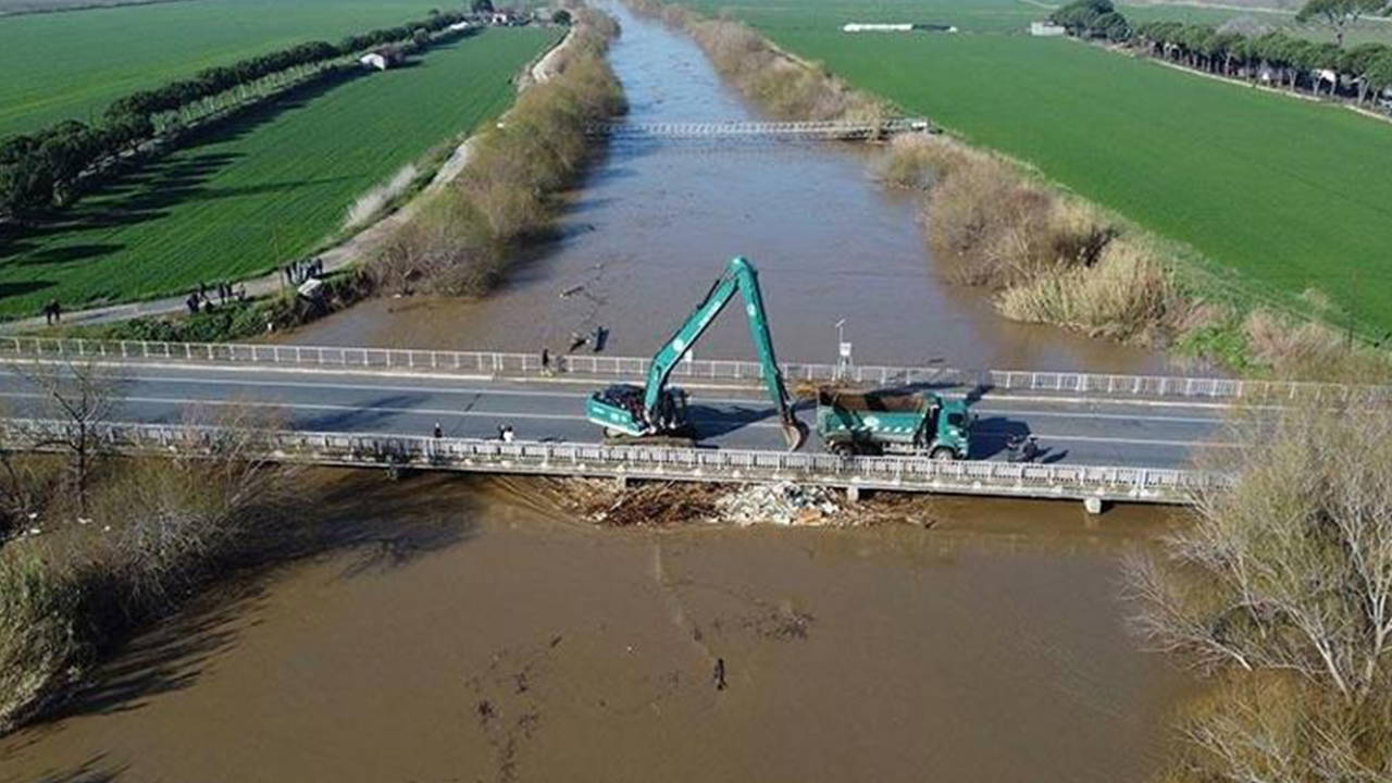 Büyük Menderes Nehri yine taştı: Tarım arazileri su altında kaldı!