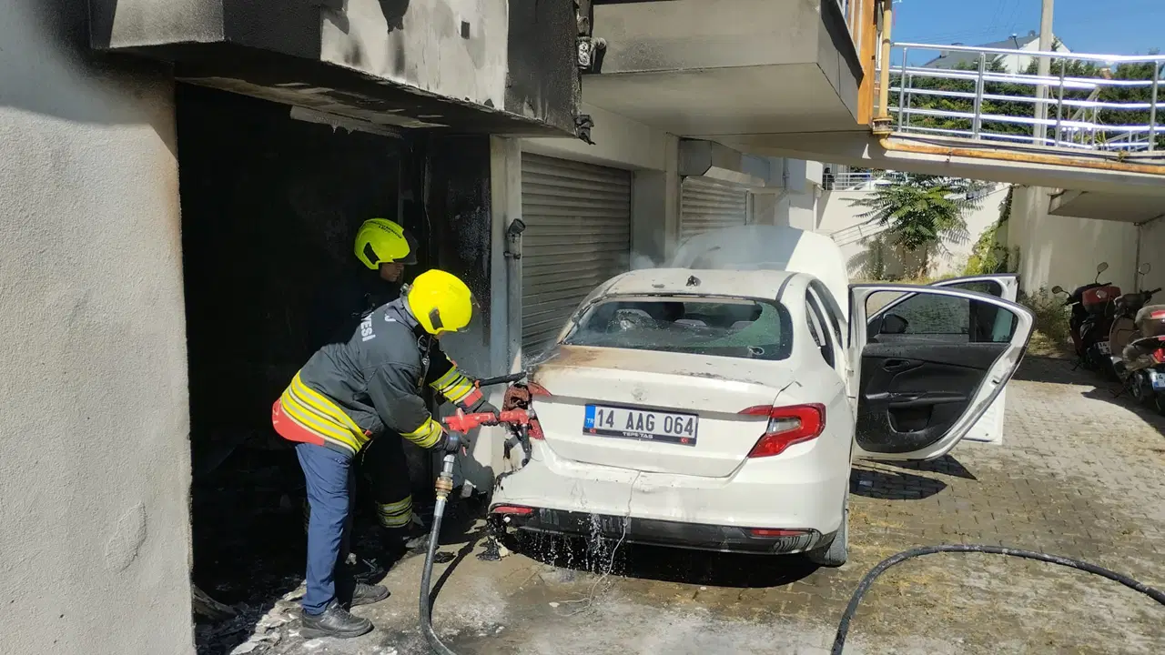 Garajda çıkan yangın otomobile sıçradı: 1 kişi yaralandı, 2 kişi dumandan etkilendi