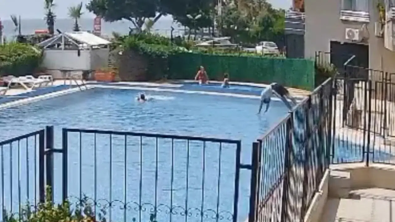 Boğulmak üzere olan çocuğu havuz görevlisi kurtardı
