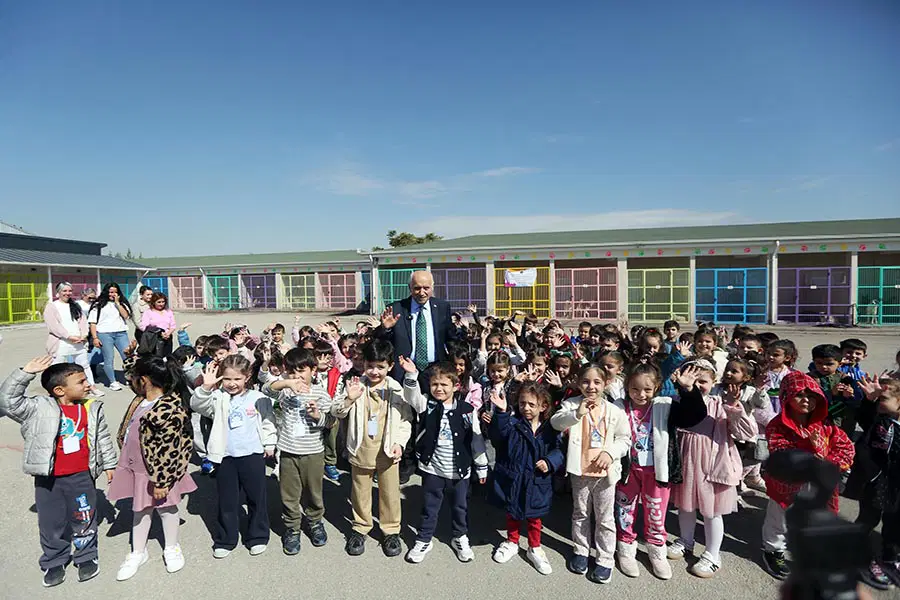 Yaşar'dan miniklerle birlikte bakımevi ziyareti