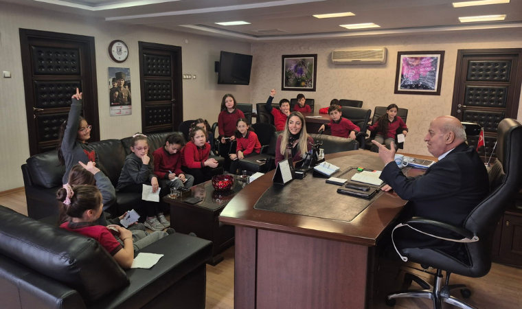 Miniklerden Beşikdüzü Belediye Başkanı Erdem'e ziyaret