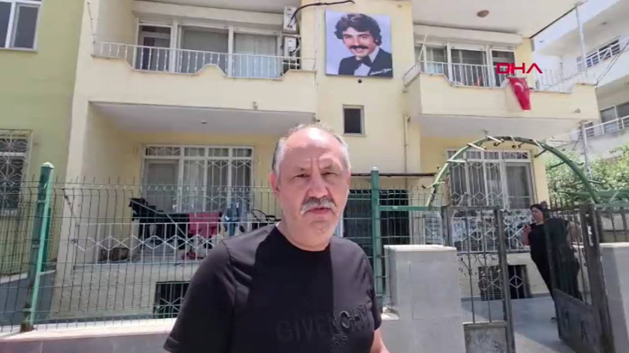 Görenler bir daha bakıyor... Evinin duvarına Ferdi Tayfur’un ışıklı panosunu yaptırdı: 'Anne ve babamın ölümünde bile bu kadar sarsılmadım'