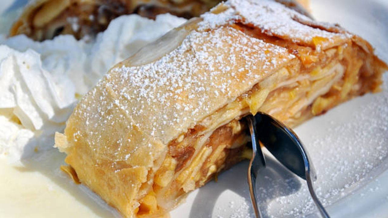 Çıtır çıtır dokusuyla mest eden lezzet: Elmalı strudel tarifi