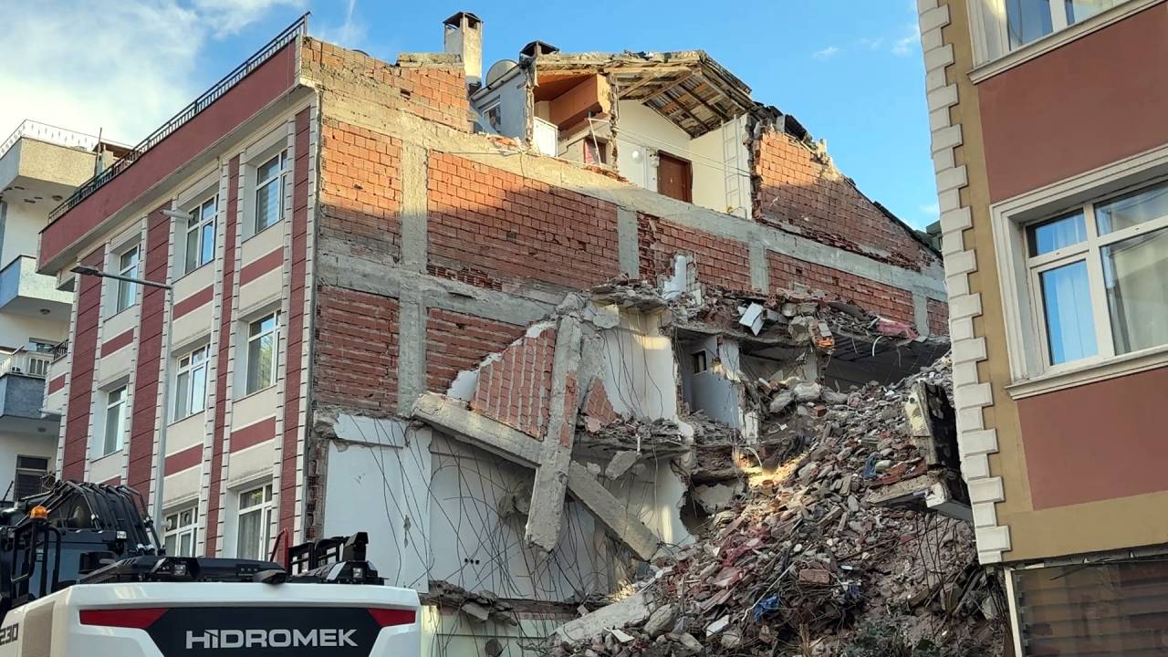 Avcılar'da yıkım sırasında bitişikteki apartman zarar gördü: Binamızın duvarı yok