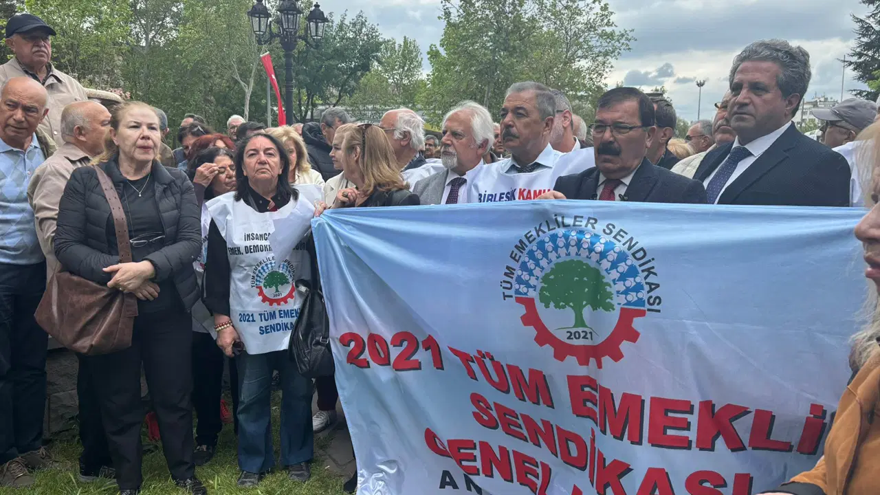 Erdoğan sözünü tutmayınca emekliler Ankara’da adliye önünde ses yükseltti: 'Cumhurbaşkanı'nın bundan sonra vereceği hiçbir sözde gerçeklik yoktur'