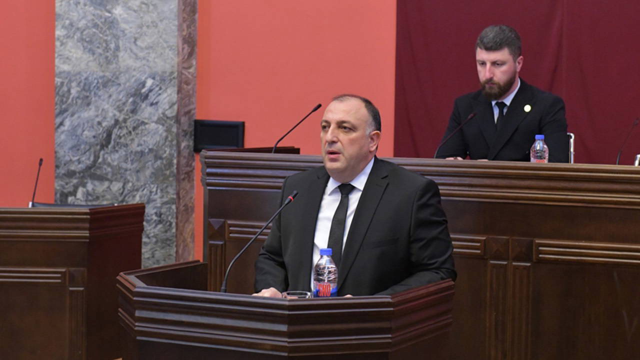 Gürcistan Başsavcılığı, tutuklu olarak yargılanan Saakaşvili'ye yönelik yeni soruşturma kararı aldı