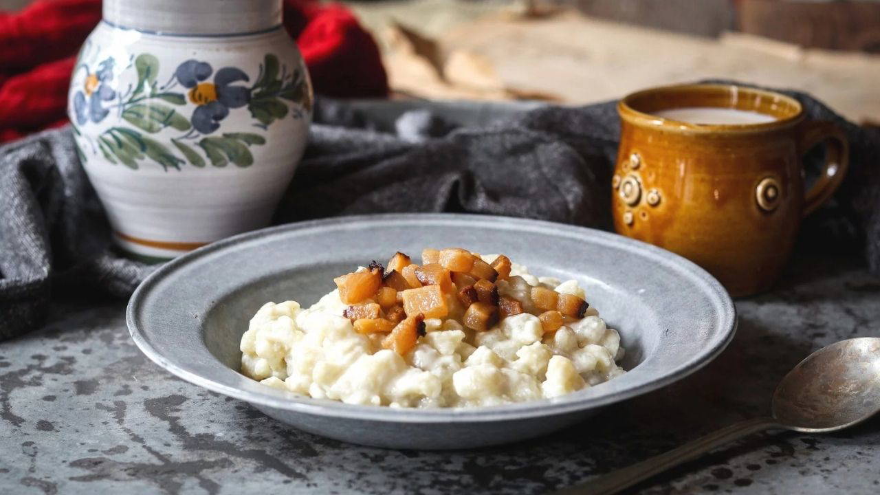 Slovak mutfağının gurur yemeği: Bryndzove Halusky

