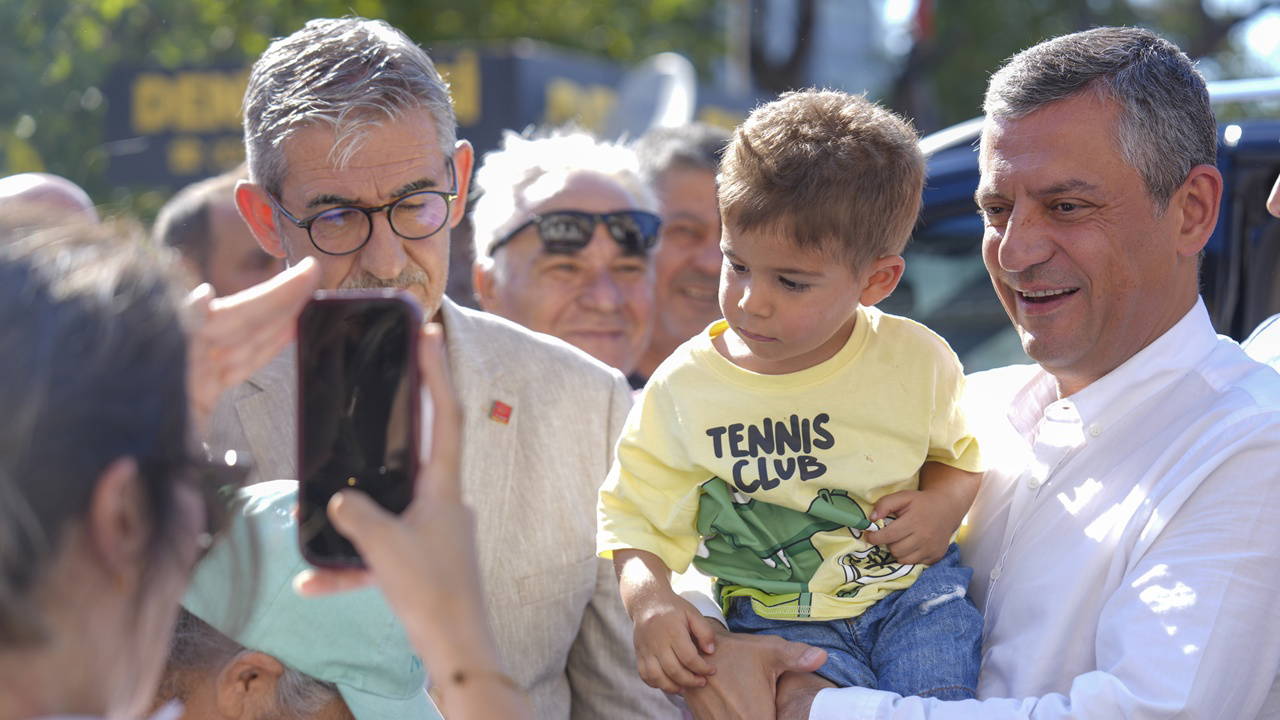 Özgür Özel, CHP Burhaniye İlçe Başkanlığını ziyaret etti