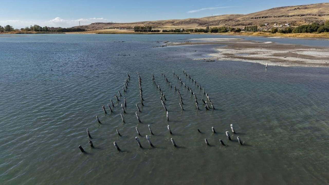 Endişelendiren görüntü... Van Gölü seviyesi düşüyor: Bu sefer de asırlık iskelenin ayakları çıktı!