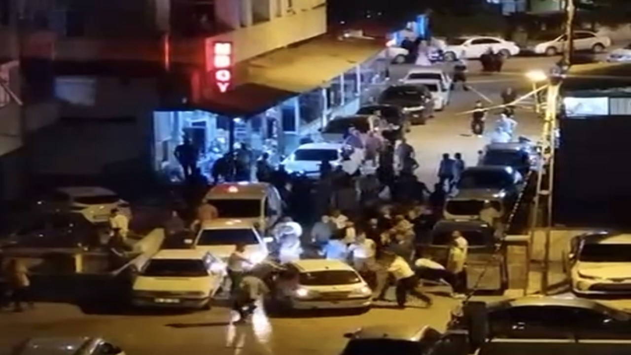 Kartal'da bir araç kalabalığa daldı: Yaralılar var