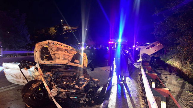 Burdur'da 4 aracın karıştığı zincirleme kaza