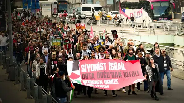 Filistin'e destek amacıyla binlerce kişi Taksim'den Dolmabahçe’ye yürüdü: ‘Gözyaşlarına kanmıyoruz, gerçek yaptırımlar görmek istiyoruz’