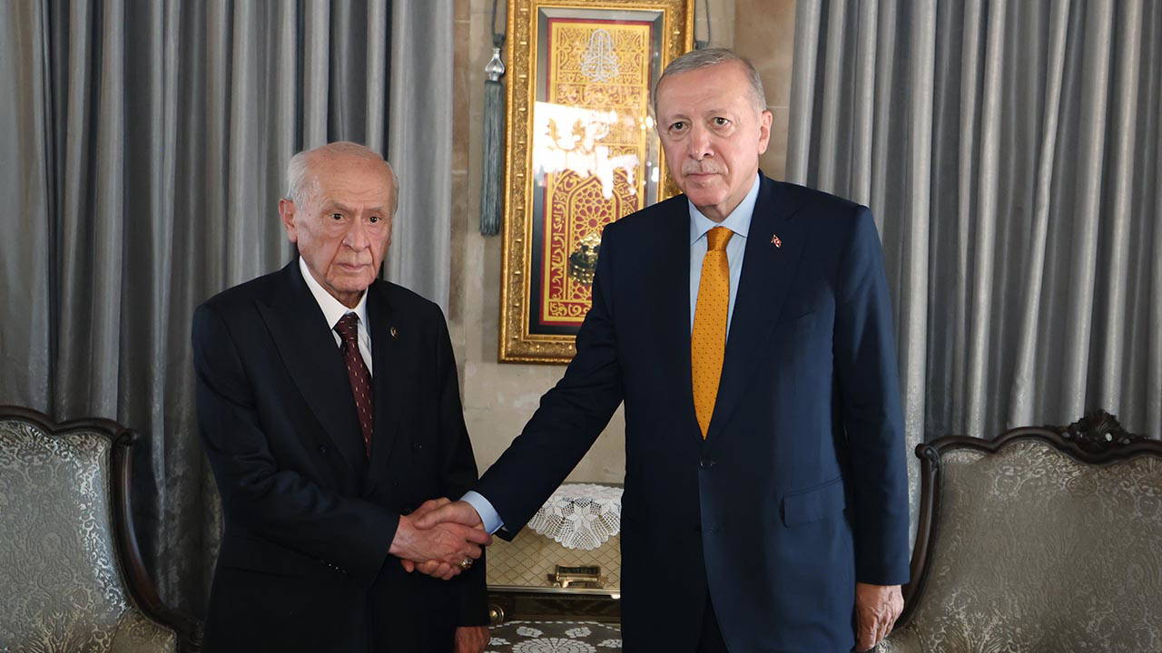AKP'li Şamil Tayyar o kareyi yorumladı: 'Erdoğan izin vermez, Bahçeli sineye çekmez'