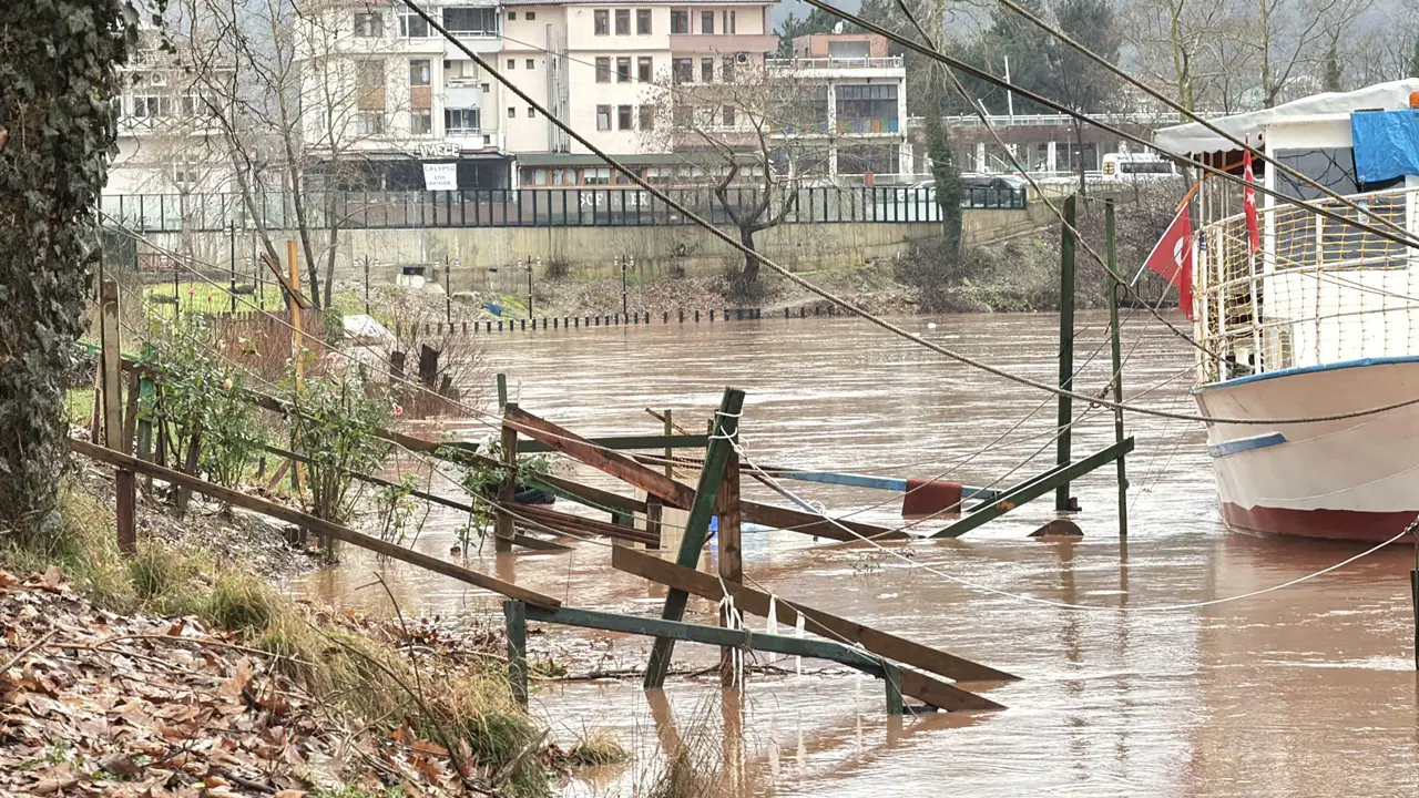 Eriyen kar ile sağanak birleşti: Bartın Irmağı taştı!