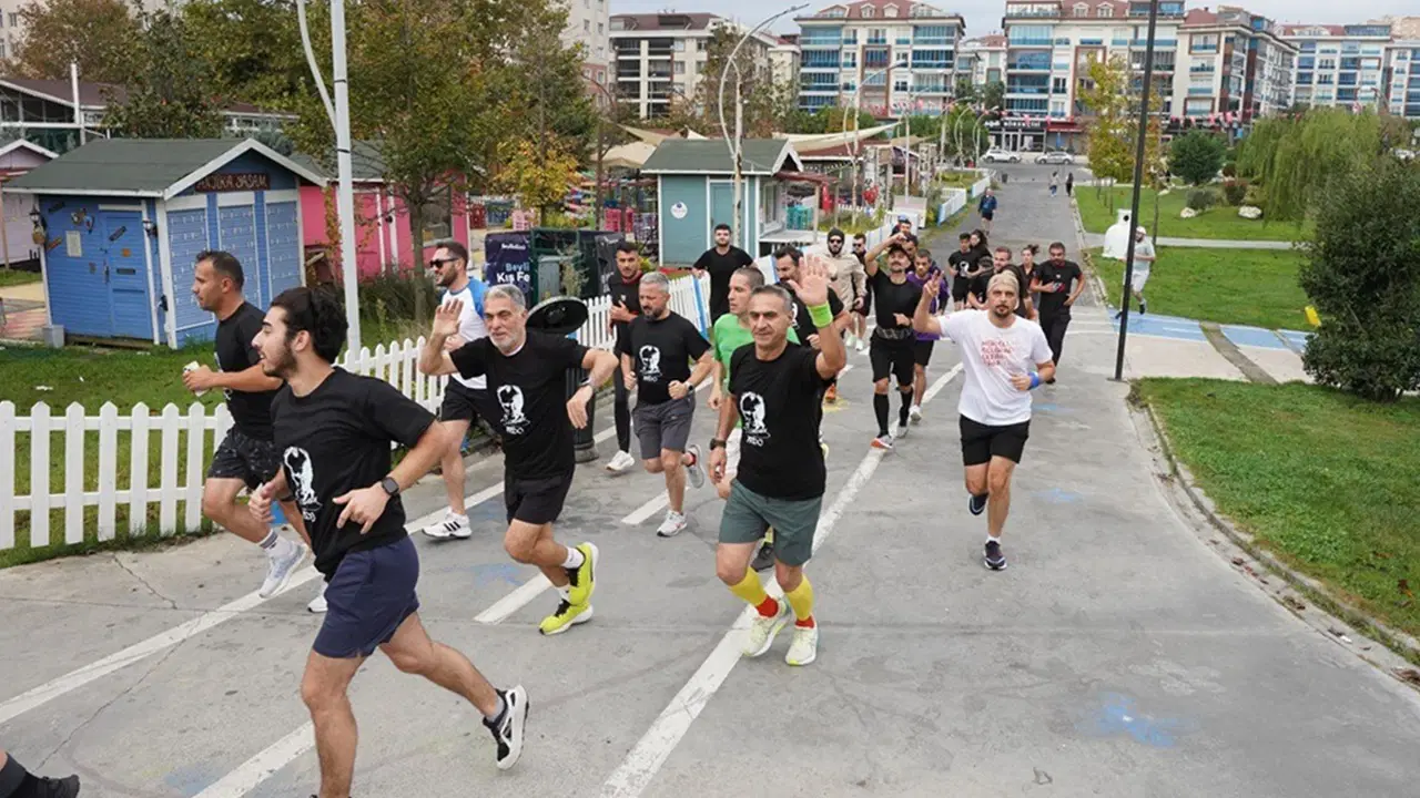 Beylikdüzü'nde yüzlerce kişi, Ata'ya saygı için koştu