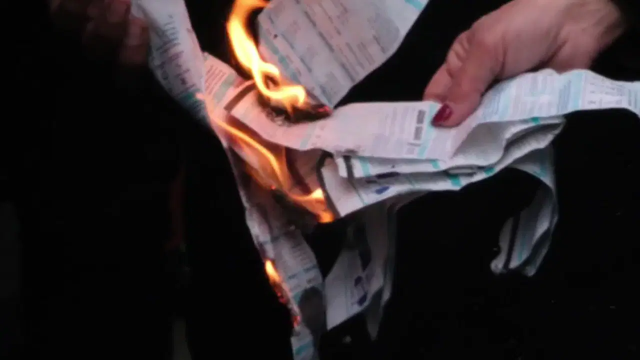 CHP Antalya’dan elektrik tarifelerine tepki: Faturaları yaktılar