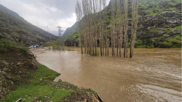 Dere taştı: Şemdinli-Derecik karayolu ulaşıma kapandı