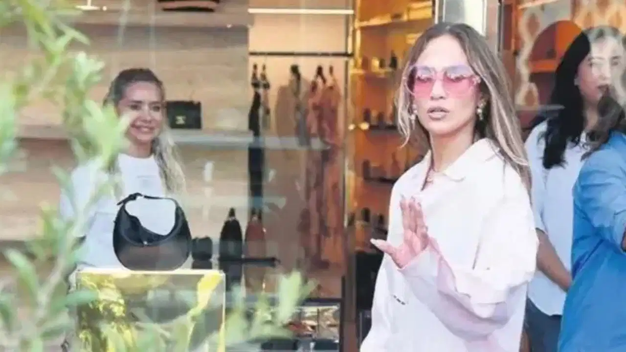Jennifer Lopez İstanbul'a ayak bastı: Mağazaya alınmadı