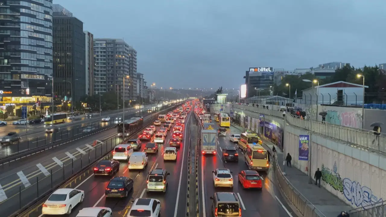 Yağışlı havanın ardından... İstanbul'da trafik durma noktasına geldi