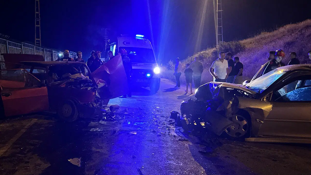 Sivas'ta iki otomobil çarpıştı: Yaralılar var