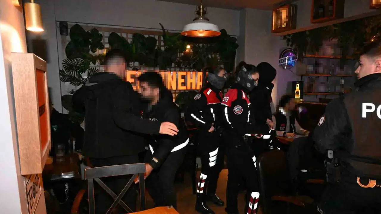 İzmit'te barlar sokağına abluka: 428 kişi sorgulandı