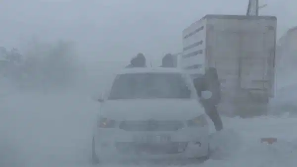 Karlıova’da tipi nedeniyle hayat durma noktasına geldi