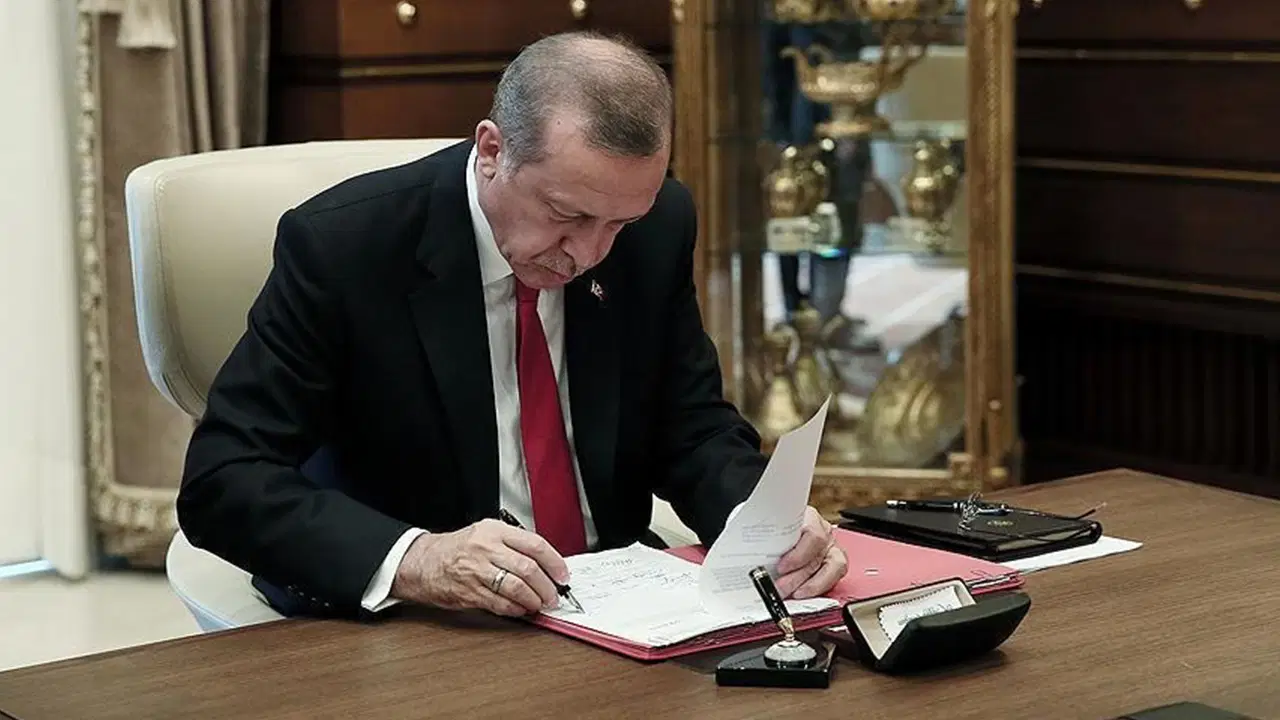 Resmi Gazete'de yayımlandı... Bakanlıklarda dikkat çeken değişiklik: Üst kadrolar yenilendi!