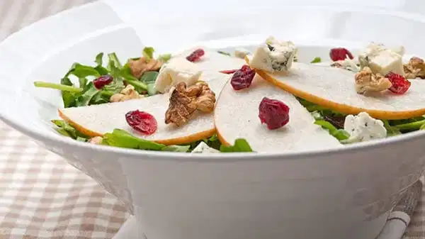 Avrupa'nın enfes lezzeti: Rokforlu ve ballı armutlu salata tarifi