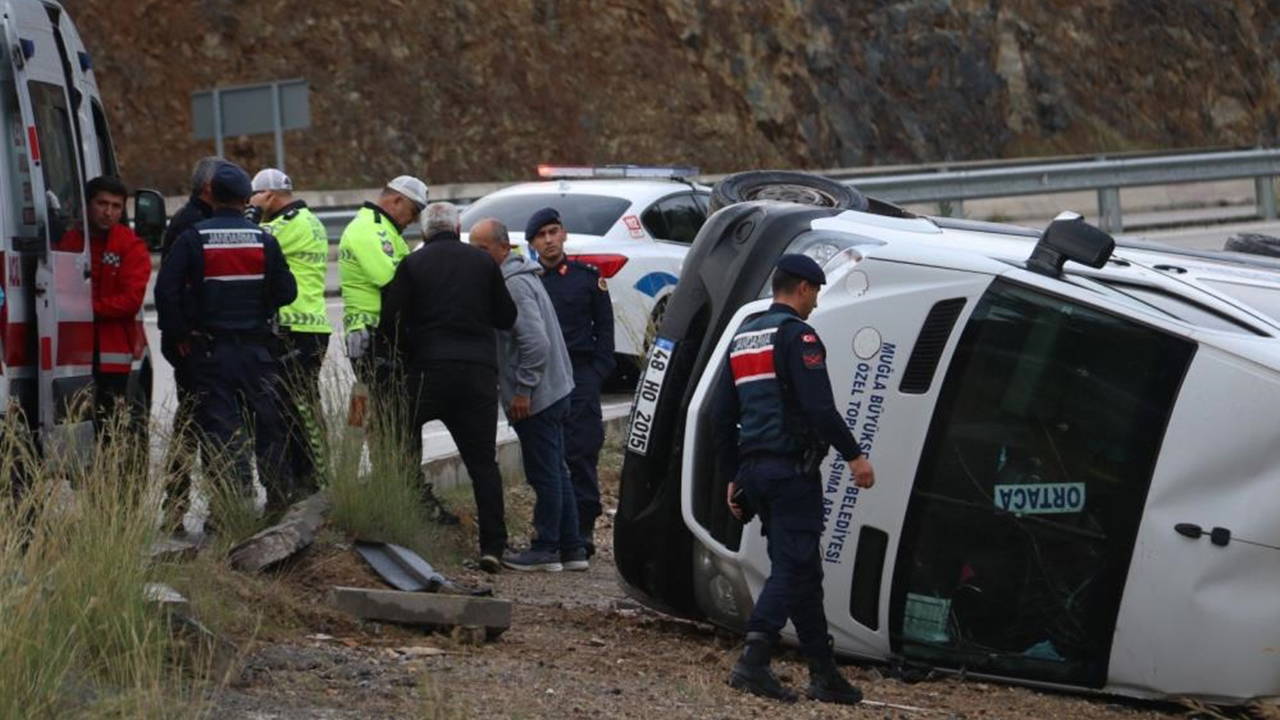 Fethiye'de yolcu minibüsü devrildi: Yaralılar var!