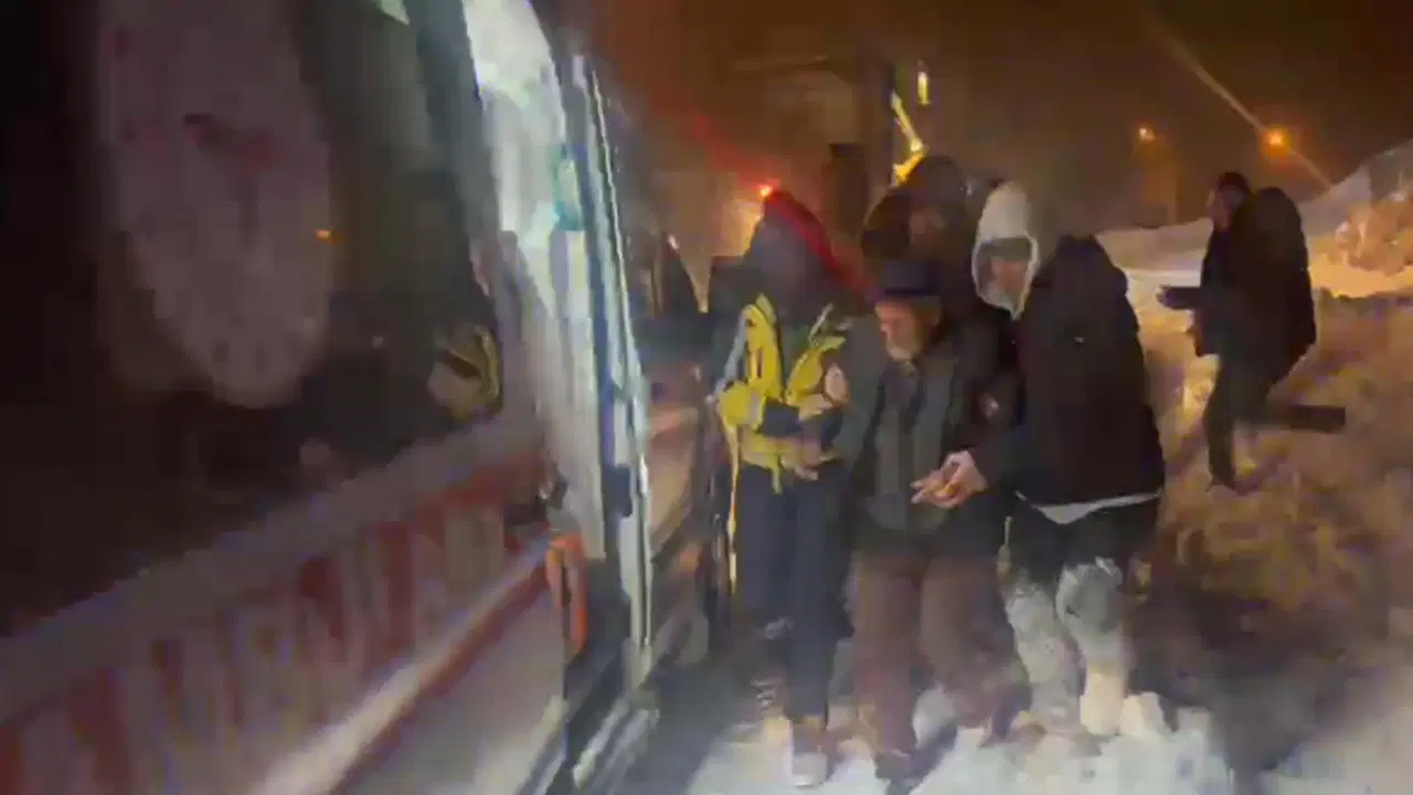 Yolu kapalı köyde rahatsızlandı: 3 saatlik çalışmayla hastaneye ulaştırıldı