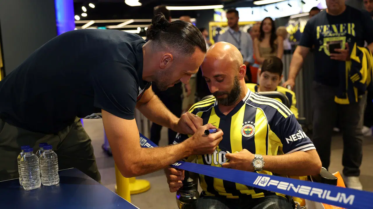 Fenerbahçe'nin yeni transferi Vedat Muriç'in imza gününe taraftarlardan yoğun ilgi!