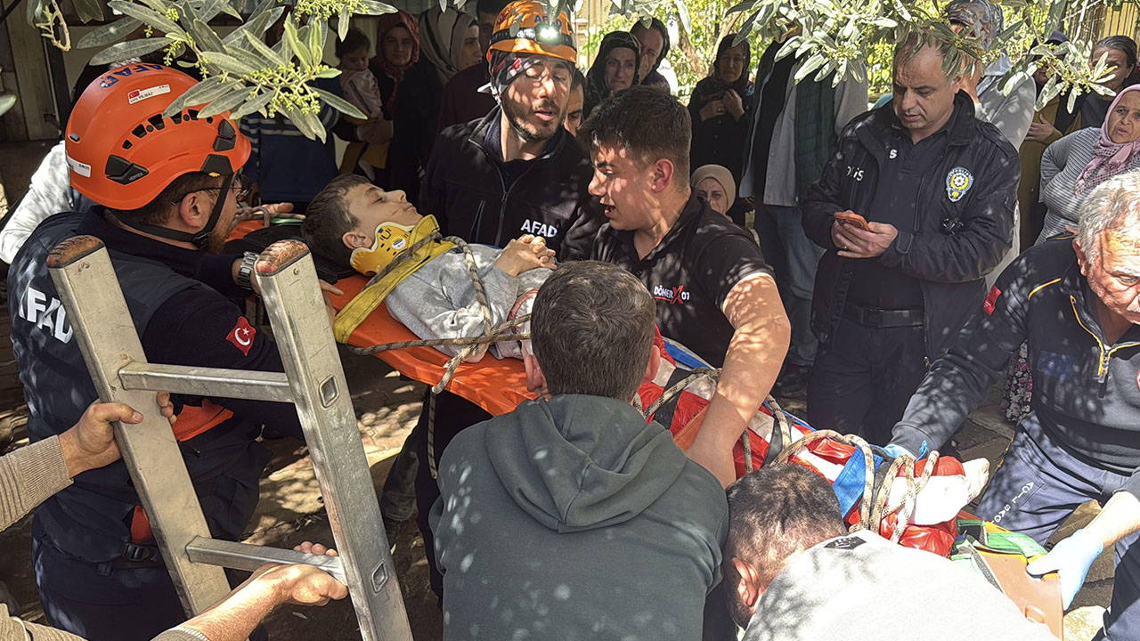 Oynarken foseptiğe düşüp yaralanan çocuk kurtarıldı