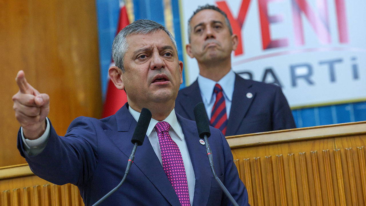 Özgür Özel TBMM'deki Grup Toplantısında Konuştu: YENİ Parti'ye Katılım Çağrısı Yaptı ve Bağış Miktarını Açıkladı