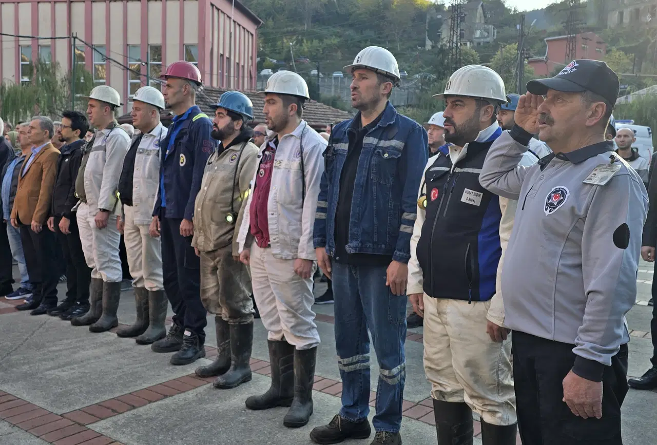 81 ilde saat 9'u 5 geçe hayat durdu... Sonsuz minnet, sonsuz sevgi: Türkiye Ata'sını özlemle andı