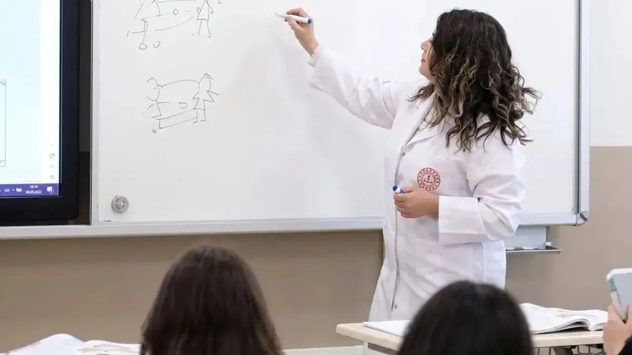 Türk Eğitim-Sen'den MEB'e çağrı: 'Yeni eğitim-öğretim yılı 'Öğretmenimi ve Okulumu Seviyorum' temasıyla başlatılsın'