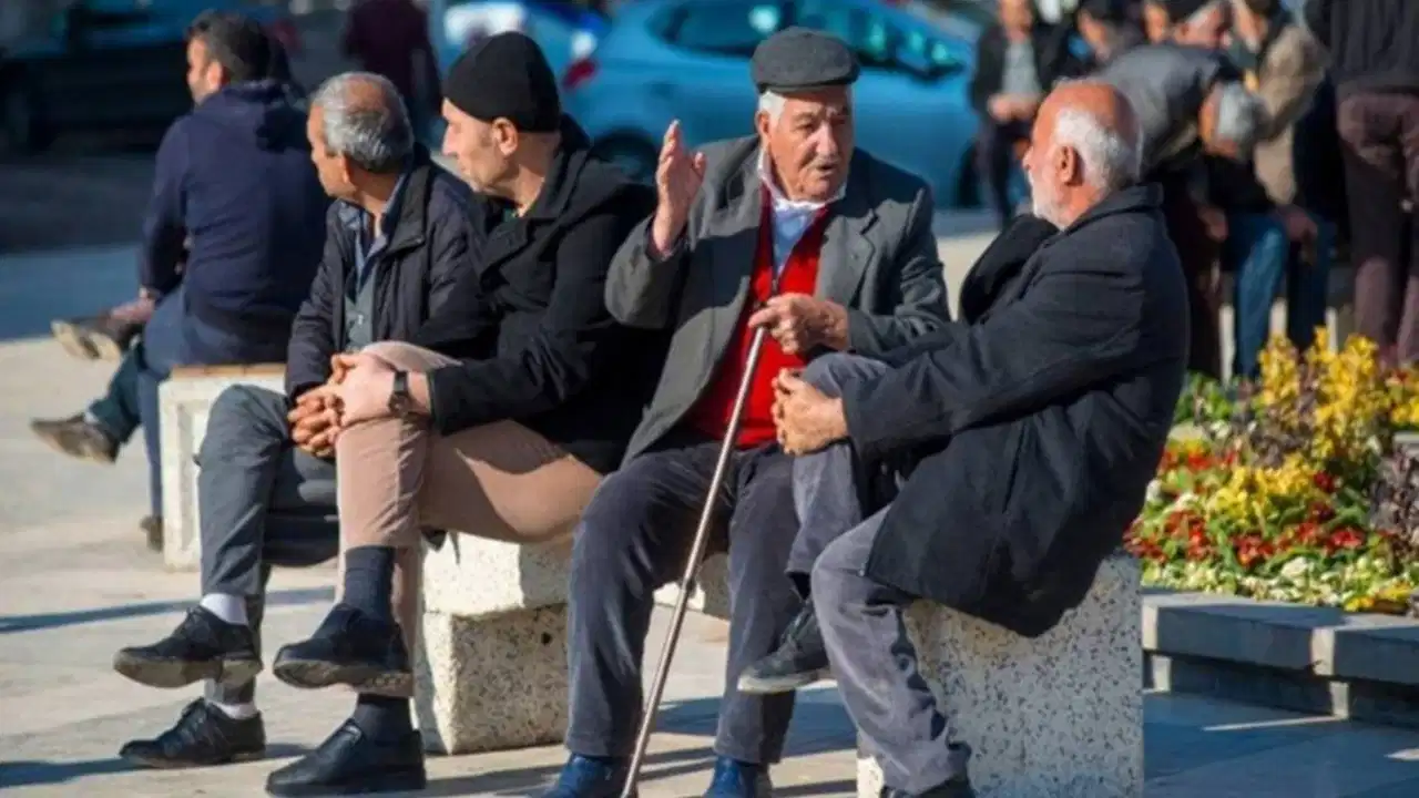 DİSK-AR araştırması ortaya koydu: Emekli aylıkları dibe doğru eşitleniyor