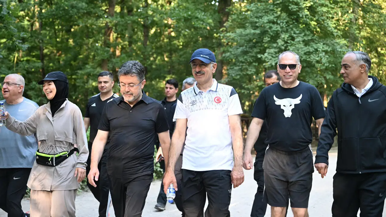AKP Sakarya'da kampa girdi: Bakanlar sabah yürüyüşü yaptı