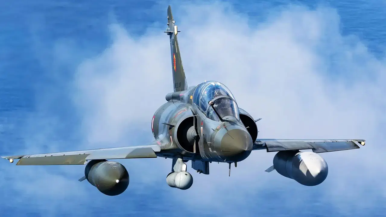Fransa'da Mirage 2000D tipi savaş uçağı düştü