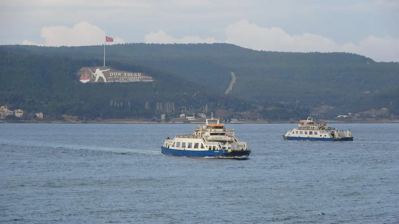 Bozcaada'ya gideceklere olumsuz hava engeli: Yarınki bazı feribot seferleri iptal edildi