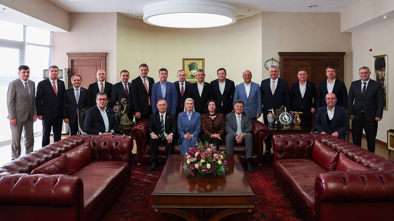 Özgür Özel, CHP'li İl Belediye Başkanları ile görüştü