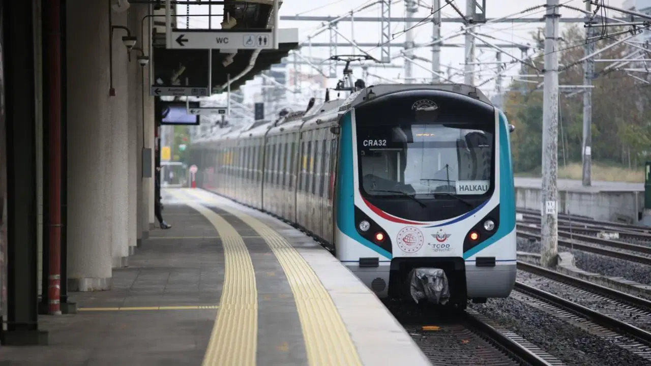 Marmaray'da intihar girişimi: Florya Akvaryum istasyonunda seferler aksadı