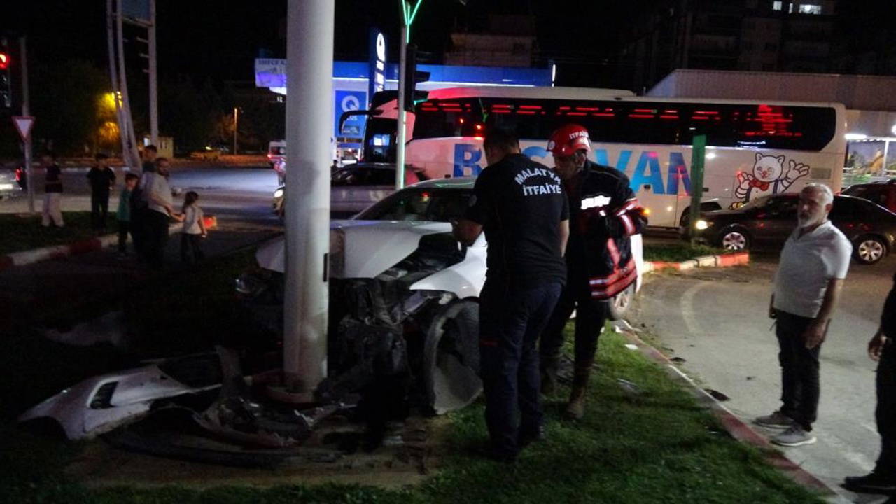Kaza yaptı, trambüs direğine çarptı: Yaralı sürücü ambulanstan kaçtı